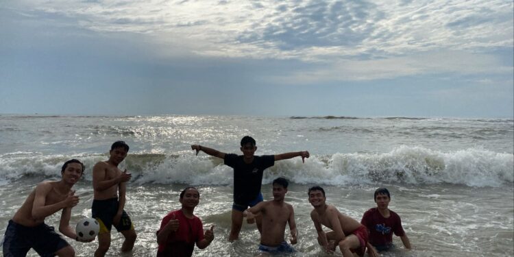 Suasana sore hari di pantai floridina Anyer