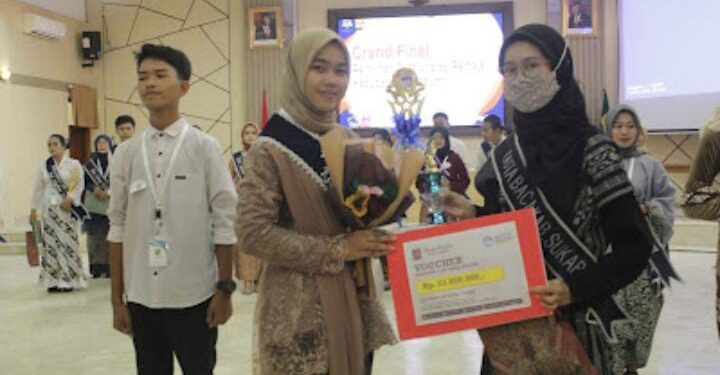 Rahma siswi SMAN 1 Simpenan dan Muhammad Irpan Arroyan siswa SMK Doa Bangsa Palabuhanratu berhasil meraih juara pertama dalam ajang Pemilihan Duta Literasi Remaja Kabupaten Sukabumi Tahun 2022