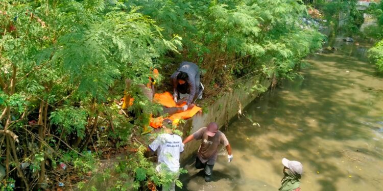 Tim Inafis Polres Cirebon Kota dibantu warga setempat mengevakuasi jenazah tukang becak di saluran air Sigendeng tepatnya di Jalan Ciptomangunkusumo.