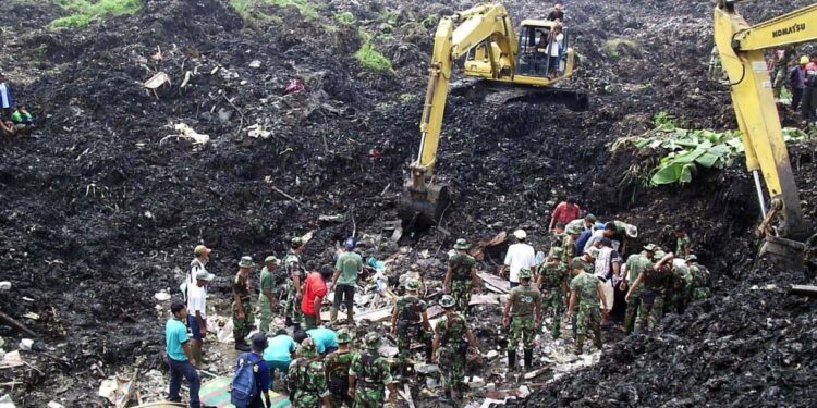 Evakuasi korban ledakan Tempat Pembuangan Akhir (TPA) sampah Leuwigajah, Cimahi, 21 Februari 2005. Foto Dok Mediaindonesia.com