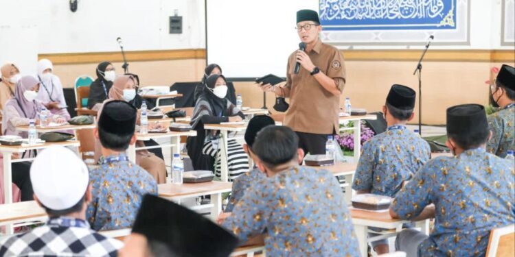 Menteri Pariwisata dan Ekonomi Kreatif/Kepala Badan Pariwisata dan Ekonomi Kreatif (Menparekraf/Kabaparekraf), Sandiaga Salahuddin Uno, membekali para santripreneur di Pondok Pesantren Terpadu Al-Kamal Blitar, Jawa Timur. (Foto: Kombik Kemenparekraf)