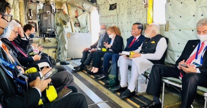 Presiden Joko Widodo terbang ke lokasi KTT G7 di Schloss Elmau, Pegunungan Alpen Bavaria, Jerman dengan menggunakan helikopter militer tipe Sikorsky CH53 bersama Perdana Menteri India Narendra Modi, Senin, 27 Juni 2022. Foto: BPMI Setpres/Laily Rachev