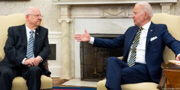 Joe Biden Bertemu Yair Lapid