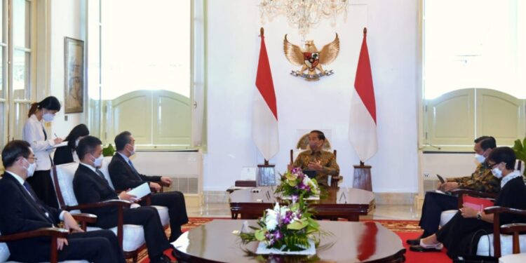 Presiden Joko Widodo menerima kunjungan Menteri Luar Negeri (Menlu) Republik Rakyat Tiongkok (RRT) Wang Yi beserta delegasi di Istana Merdeka, Jakarta, pada Senin, 11 Juli 2022. Foto: BPMI Setpres/Rusman