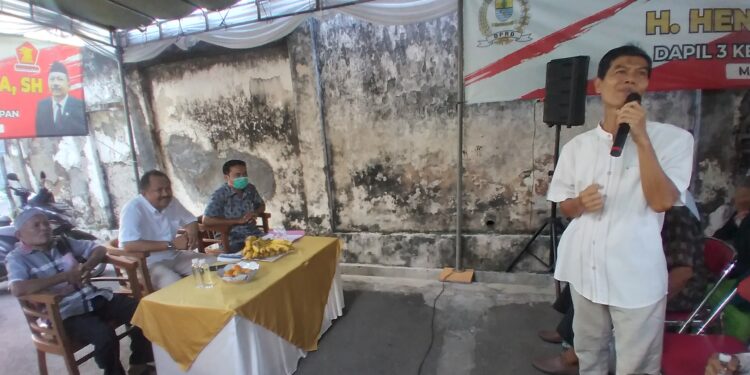 Anggota DPRD Kota Cirebon Hendi Nurhudaya (duduk tengah) mendengarkan keluhan masyarakat di daerah pemilihannya RW 09, Kampung Jabang Bayi, Kecamatan Kesambi.