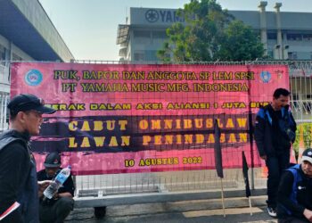 Buruh PT Yamaha Music MFG Indonesia Turun Ke Jalan Tuntut Cabut Omnibus Law