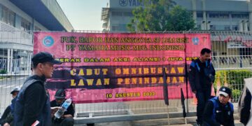 Buruh PT Yamaha Music MFG Indonesia Turun Ke Jalan Tuntut Cabut Omnibus Law