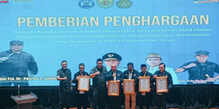 Bupati Kutai Timur Ardiansyah Sulaiman, terima penghargaan BNN RI.