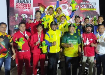 Wakil Bupati Kutai Timur Kalungkan Medali Emas Pertama Kontingen Panjat Tebing Kutim di Porprov VII Kaltim 2022