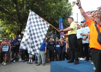 Peserta Lomba Lari Marathon USM-SMN 10K Semarang Dilepas Oleh Menpora Amali