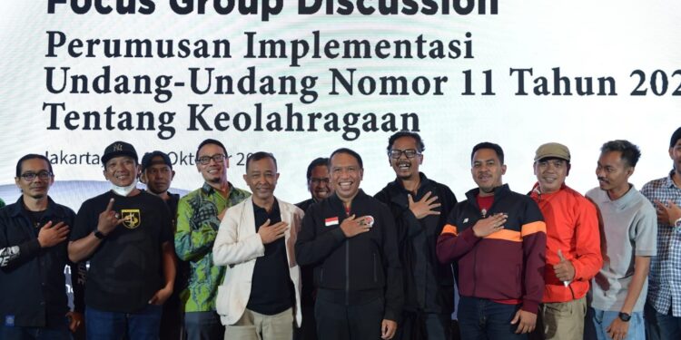 Menteri Pemuda dan Olahraga Republik Indonesia Zainudin Amali mengajak peserta FGD untuk mengheningkan cipta, sebagai empati atas tragedi Kanjuruhan.