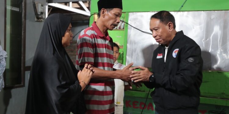 Menteri Pemuda dan Olahraga Republik Indonesia (Menpora RI) Zainudin Amali bertakziah ke rumah duka yang meninggal dunia dalam tragedi Kanjuruhan, Malang, Jawa Timur, Senin (3/10)