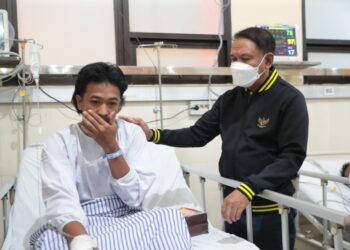 Menpora Amali Jenguk Korban Luka Tragedi Kanjuruhan di RSUD Saiful Anwar