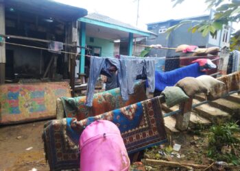 Para Warga Menjemur Bantal, Karpet, Kasur dan Perabot Terdampak Banjir Bandang Sukanagara