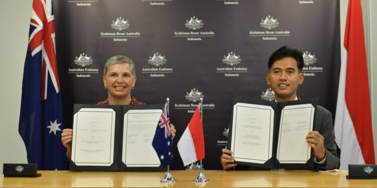 Penandatanganan Kerjasama Kemenpora dengan Duta Besar Australia untuk Indonesia Penny Williams terkait Pertukaran Pemuda Indonesia-Australia (PPIA) di Kedutaan Besar Australia, Kuningan, Jakarta Selatan, Jumat (7/10).