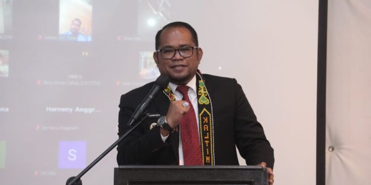 Wabup Kasmidi Bulang saat memberikan sambutan di D'Lounge Room Hotel Royal Victoria, Sangatta, Sabtu (8/10) pagi.