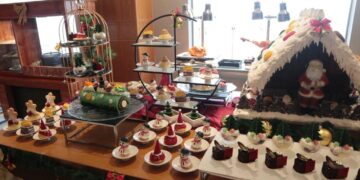 Acara Christmas Tree Lighting di Holiday Inn & Suites Jakarta Gajah Mada