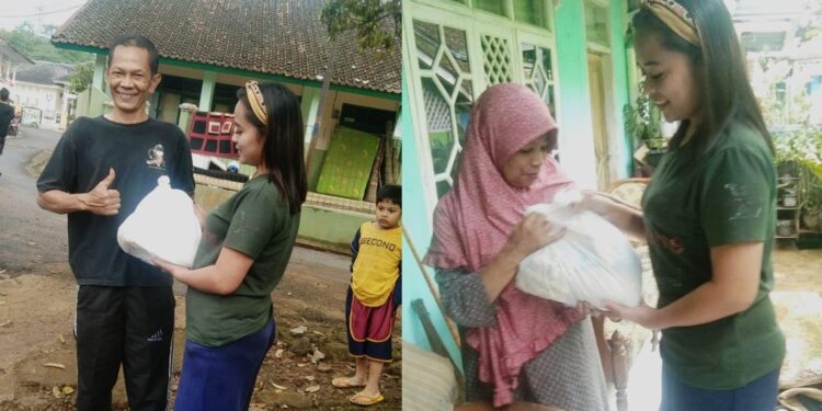 Sani Nurmayanti bersama adiknya Nira, "Si Penyelamat Kambing" dalam video viral saat terjadi banjir bandang Sukanagara, masih terus bergerak hingga ke Kp. Ciagra, RT.02 RW.01, Desa. Sukalaksana, Kec. Sukanagara, Rabu (21/12).