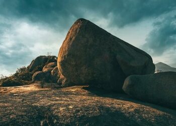 Puisi Berjudul Meditasi Batu