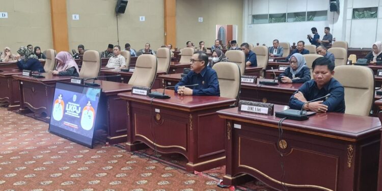 Anggota DPRD Nunukan sedang meyimak Penyampaian LKPJ oleh Bupati Hj Asmin Laura Hafid, SE, MM, Ph.D melalui Rapat Paripurna Ke 5 Masa Sidang II Tahun 2022 – 2023, Kamis (6/4/23) di Kantor DPRD Nunukan.