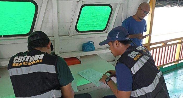 Bea Cukai Nunukan bersama Karantina Kesehatan dan Imigrasi melakukan pemeriksaan kapal asing sebelum sandar di Pelabuhan Tunon Taka Nunukan, belum lama ini. (HO/ Kodratullah Bea Cukai Nunukan)