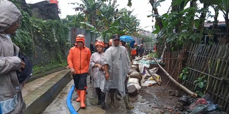 Walikota Sukabumi saat meninjau lapangan