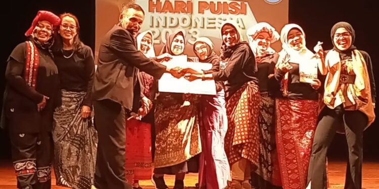 Penyair Pulo Lasman Simanjuntak, saat penyerahan simbolik tanda tangan pada cover buku antologi puisi "Membaca Jogja" (Foto: Dok/Ist)