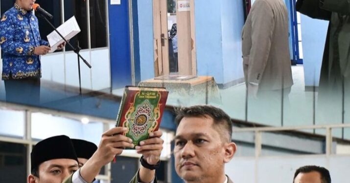 Walikota Sukabumi, Achmad Fahmi melantik Dirut PDAM TBW Kota Sukabumi, Sani Santika Susena Prawirakoesoema.