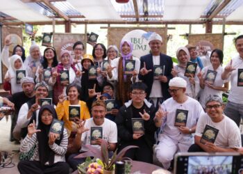 Menparekraf Apresiasi Kecintaan Kepada Ibu Melalui Karya Tulis: Peluncuran Buku Bersama 25 Penulis di Katumbiri Resort