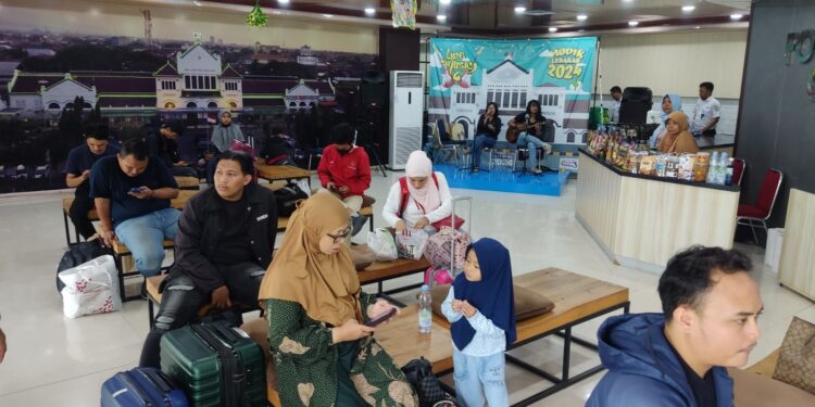 KAI Daop 3 Cirebon Hadirkan Live Musik di Stasiun Kejaksan Cirebon untuk menghibur para pemudik. Foto Portalnusa.id