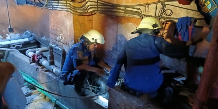 Petugas Dinas Pemadaman Kebakaran dan Penyelamatan (DPKP) Kota Cirebon saat mengevakuasi empat teknis CSB Mall Cirebon yang terjebak septic tank. Foto DPKP For Portalnusa.id