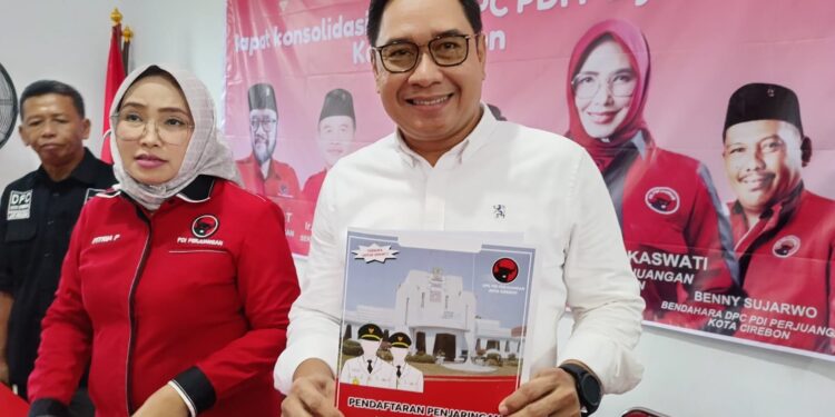 Dirut PDP Kota Cirebon Panji Amiarsa saat menunjukkan map yang berisi formulir pendaftaraan dan penjaringan Bacawalkot dan Cawawalkot dari PDI P. Foto Portalnusa.id
