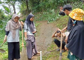 Gerakan Cisadane Resik Tanam Puluhan Bibit Pohon Menjelang Hari Kartini