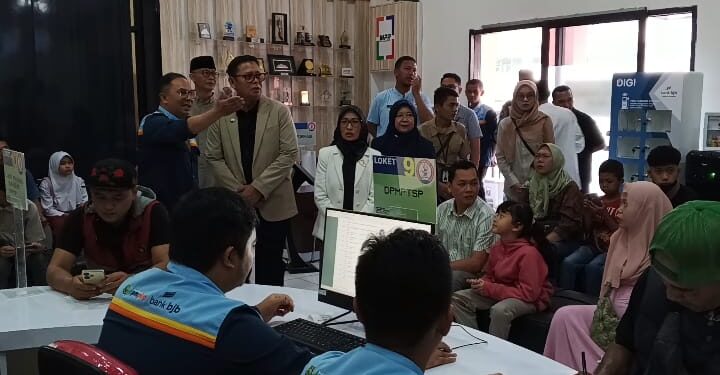 Pj Walikota Sukabumi tinjau langsung operasional pelayanan publik, di hari pertama masuk kerja pasca libur lebaran. Selasa (16/04/2024).