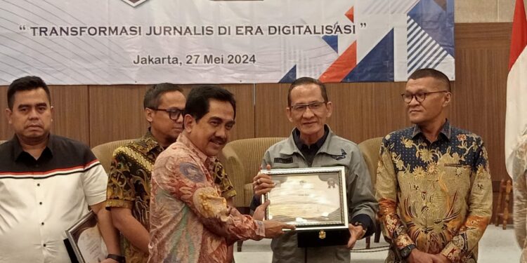 Prof. Widodo menyerahkan PJS Award pada perayaan HUT PJS ke-2 Senin (27/05/2024) di The Acacia hotel Jakarta.