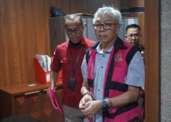 Tim Penyidik Menahan Tersangka BGA Selaku Dirjen Minerba Kementerian ESDM Tahun 2015-2020