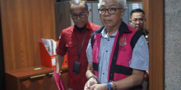 Tim Penyidik Menahan Tersangka BGA Selaku Dirjen Minerba Kementerian ESDM Tahun 2015-2020