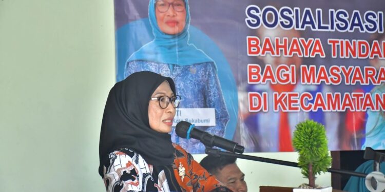 Pj Ketua TP PKK Kota Sukabumi, saat membuka kegiatan sosialisasi di Kecamatan Gunungpuyuh, Kota Sukabumi.