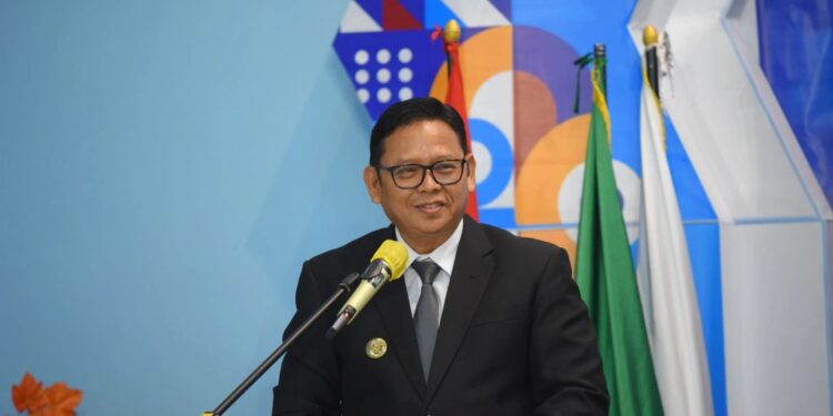 Pj Walikota Sukabumi, Kusmana Hartadji saat memberikan sambutannya di Sidang Senat UMMI.