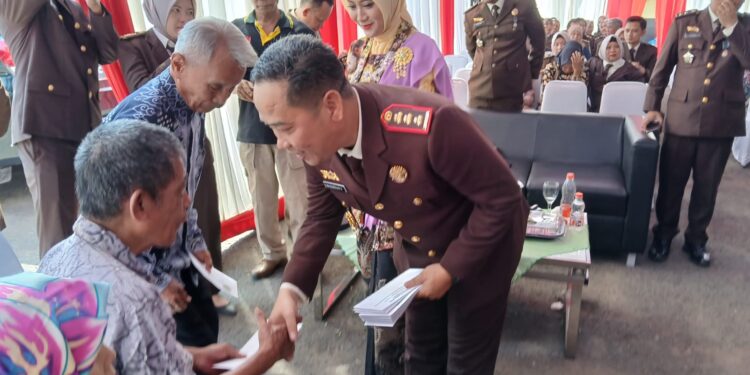 Kajari Kota Cirebon M Hamdan, menyerahkan tali asih kepada para purna Adhyaksa, dalam rangkaian peringatan HBA ke-64. Foto Portalnusa.id