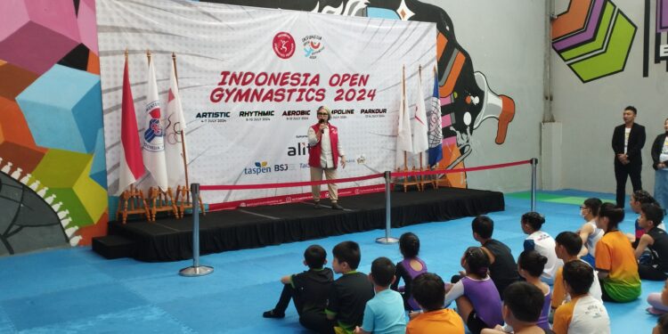 Ita Yuliati, Ketua Umum Persani memberi arahan pada atlet Trampolin, pada multy event INA Open 3rd di Bounce Street, Jakarta 12/07