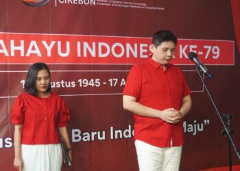 Kepala Cabang PT EWF Cirebon Ernest Firman pimpin doa dalam rangka HUT RI ke 79
