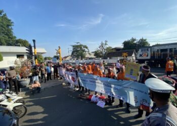 Sambut HUT RI ke-79, KAI Daop 3 Cirebon Gelorakan Selamat Diperlintasan