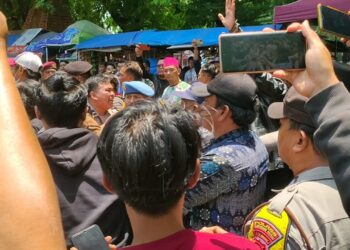 Diskusi Tahta Kesultanan Berujung Ricuh. Sebagian Pihak Klaim Layak Jadi Sultan.