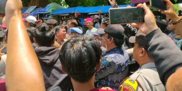 Diskusi Tahta Kesultanan Berujung Ricuh. Sebagian Pihak Klaim Layak Jadi Sultan.