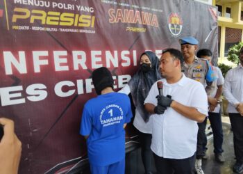 Kasat Reskrim Polres Ciko AKP Anggi saat mewawancari ENS. Foto Portalnusa.id