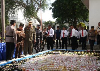 Pj Wali Kota Pimpin Apel Gelar Pasukan Operasi Lilin Lodaya 2024 dan Pemusnahan Miras Cirebon