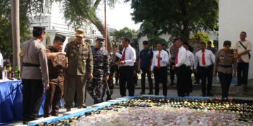 Pj Wali Kota Pimpin Apel Gelar Pasukan Operasi Lilin Lodaya 2024 dan Pemusnahan Miras Cirebon
