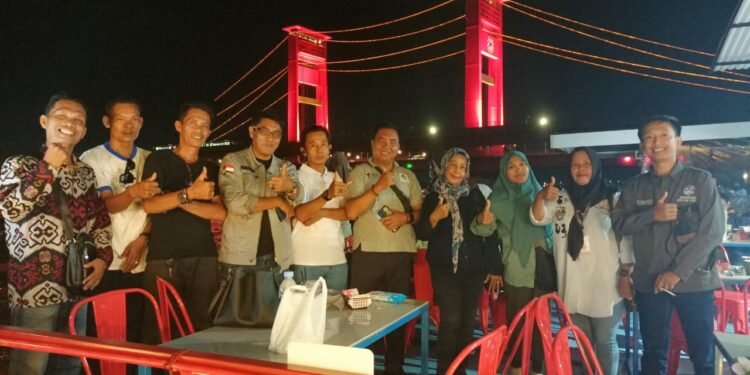 Caption: Ketum DPP PJS Mahmud Marhaba bersama Pengurus DPD PJS Sumsel didampingi pengurus DPC PJS se Sumsel, Selasa (24/12/2024) di Dermaga Pasar 16 Ilir Benteng Tuko Besa Kota Palembang
