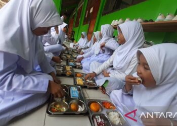 MAKAN SIANG GRATIS, SEMANGAT KOMUNITAS DAN RACUN PSN